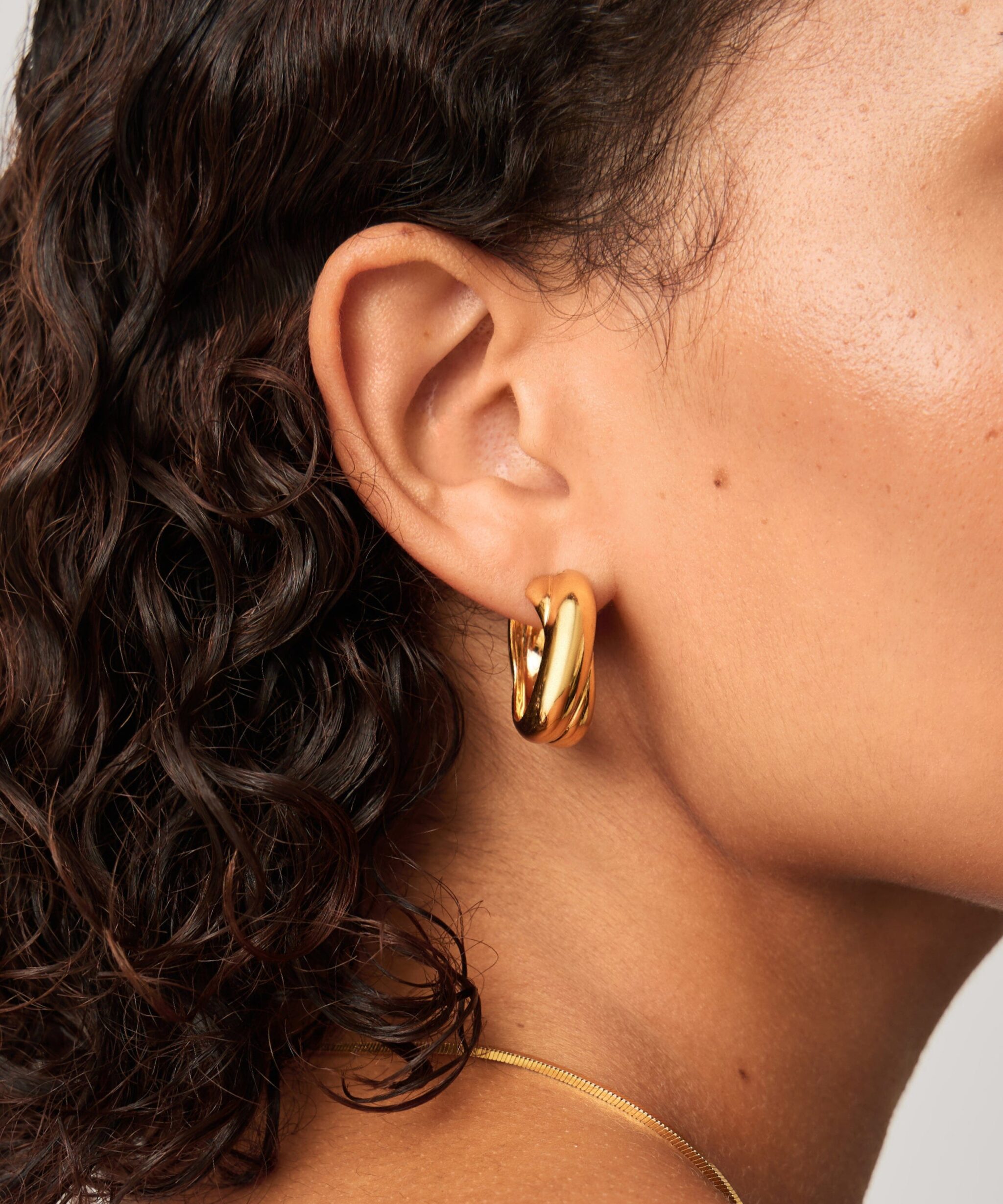 Alternative view of Lucy Williams Chunky Medium Entwine Hoop Earrings | 18ct Gold Plated