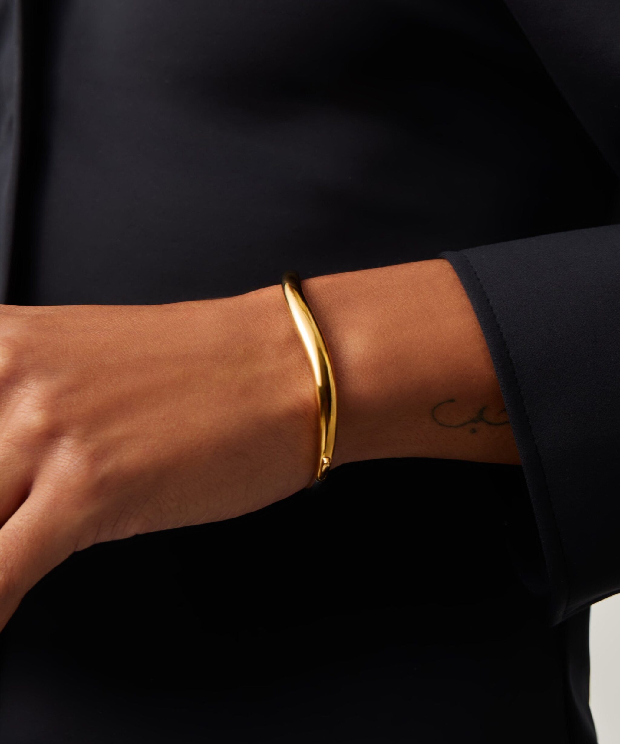 Alternative view of Savi Signature Hinged Bangle | Mixed Metal